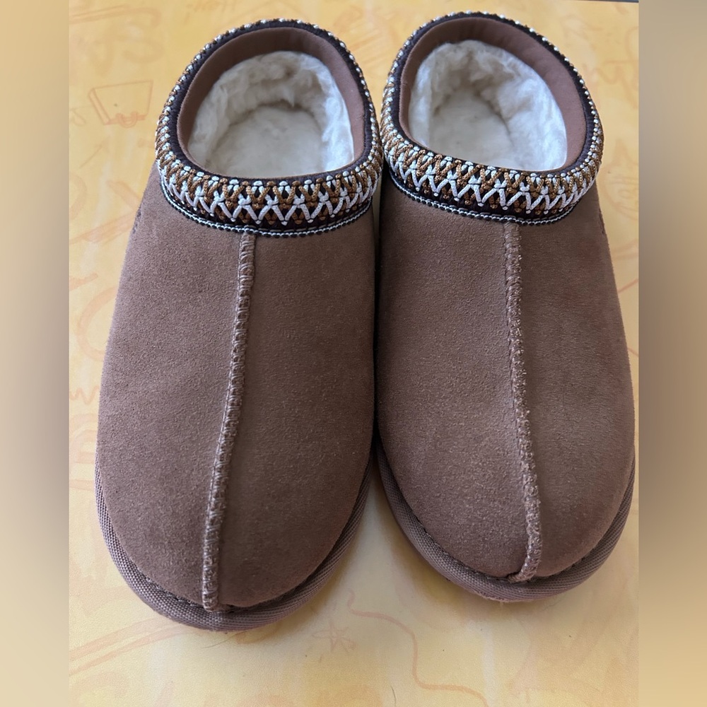UGG girls short booties, Sz 2